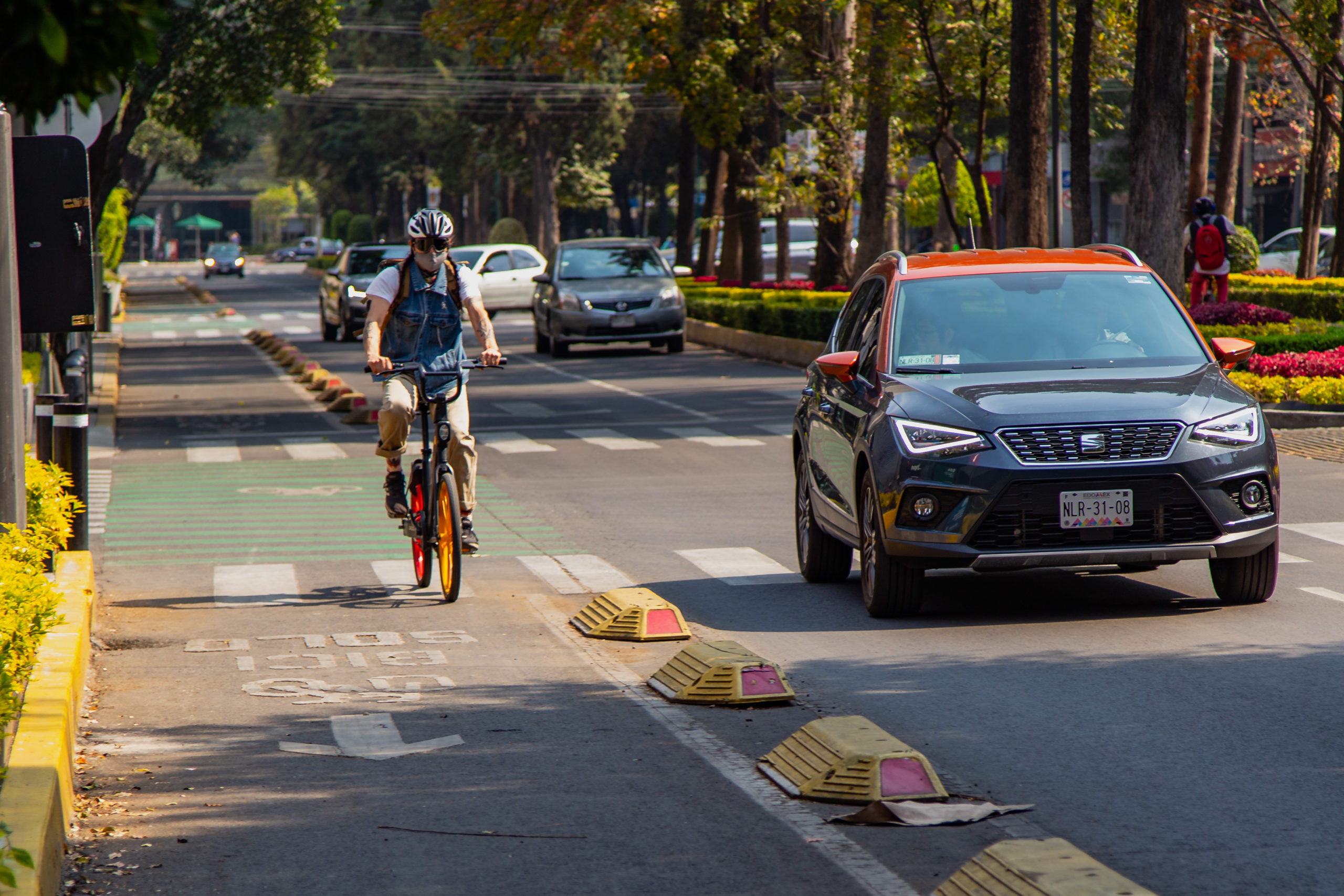 Descarga la Guía para la regulación de sistemas de monopatines y bicicletas sin anclaje compartidos para ciudades de América Latina